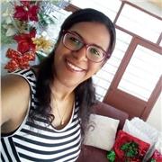 Profesor de sociales que apoyora a estudiantes primaria y bachillerato